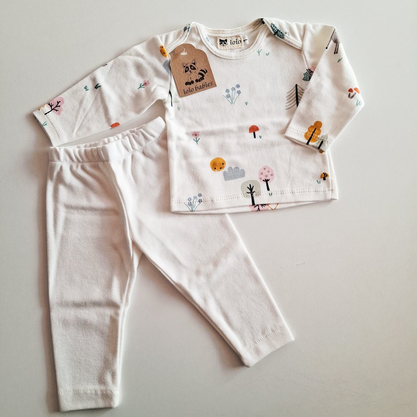 Bata y calza "arbolitos"