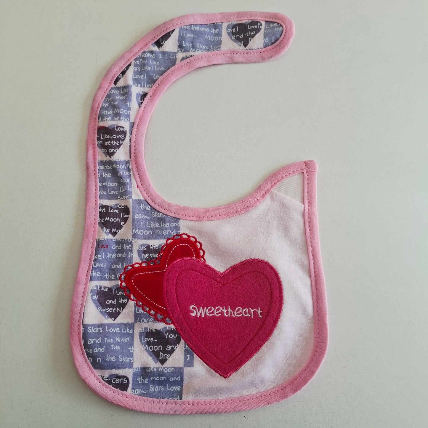 Babero "Corazones" Impermeable (contorno de cuello 25 cms)