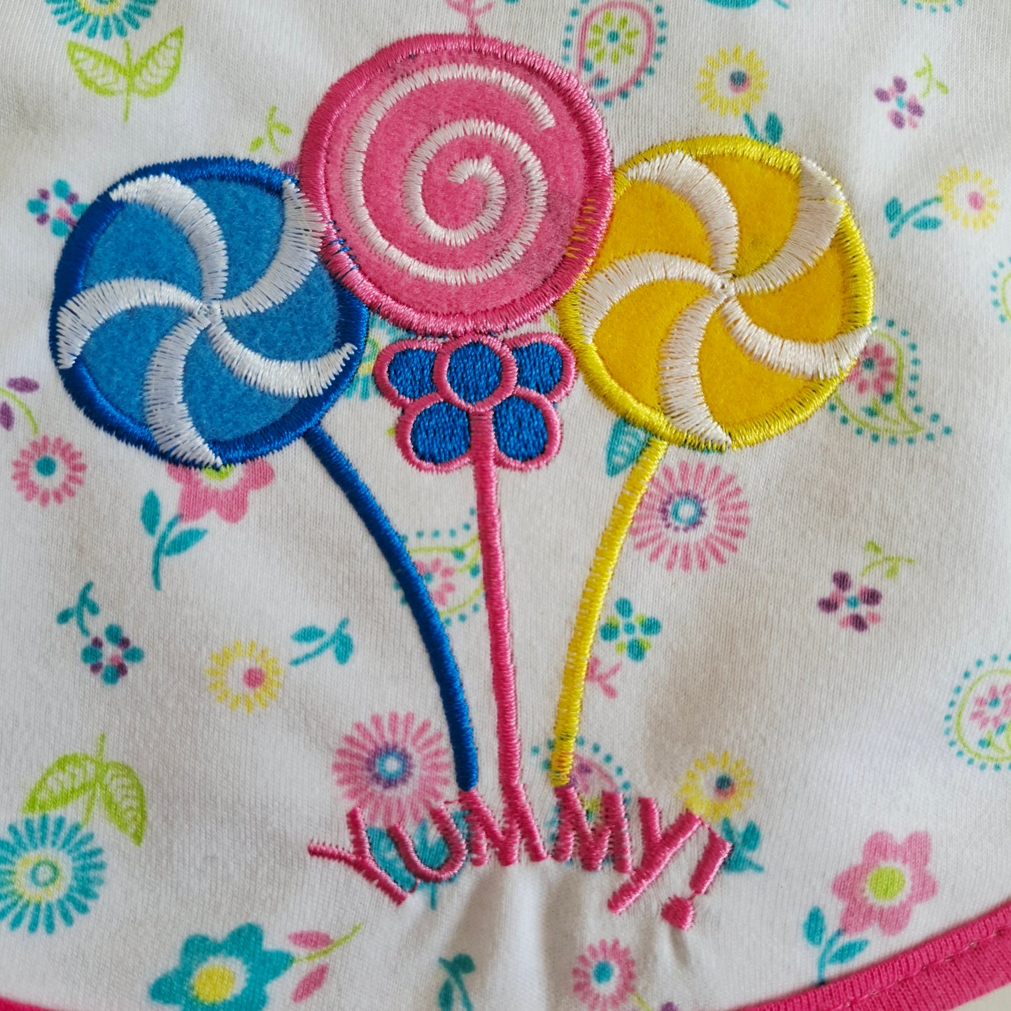 Babero "Yummy" Impermeable (contorno de cuello 25 cms)
